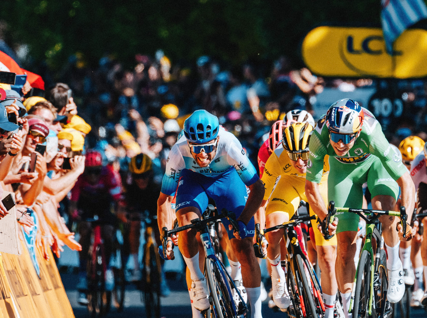 Foto eines Zielsprints mit drei Rennradfahrern bei der Tour der France