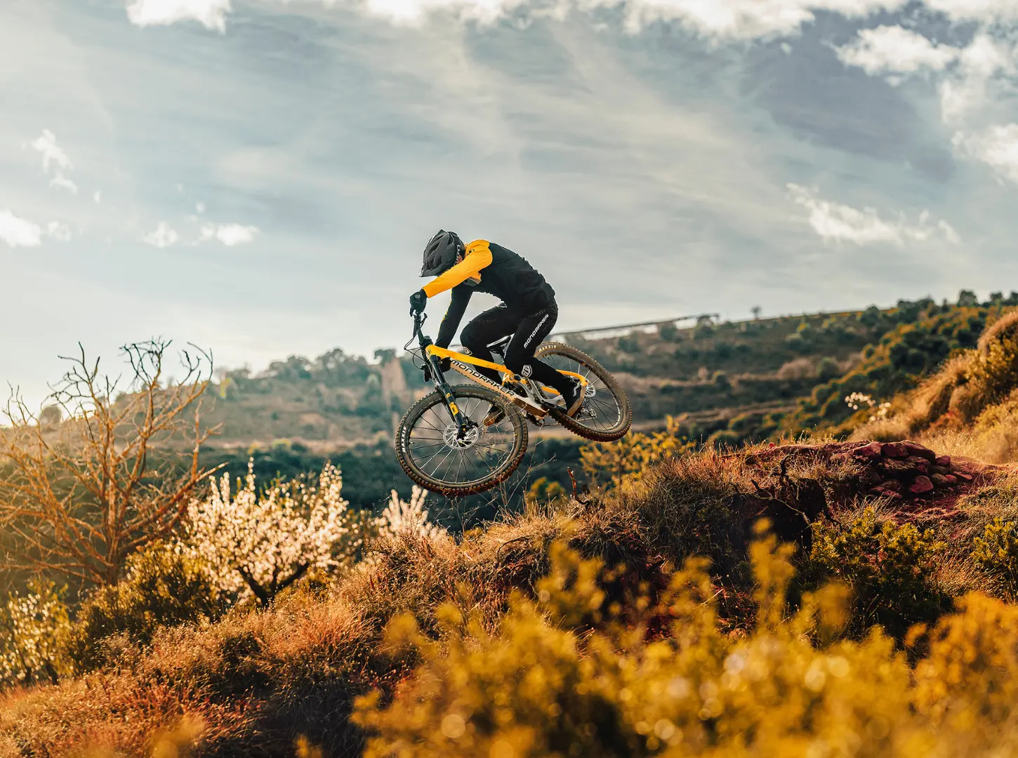 Mondraker Foxy Actionshot Mountainbiker in Spanien beim Downhill