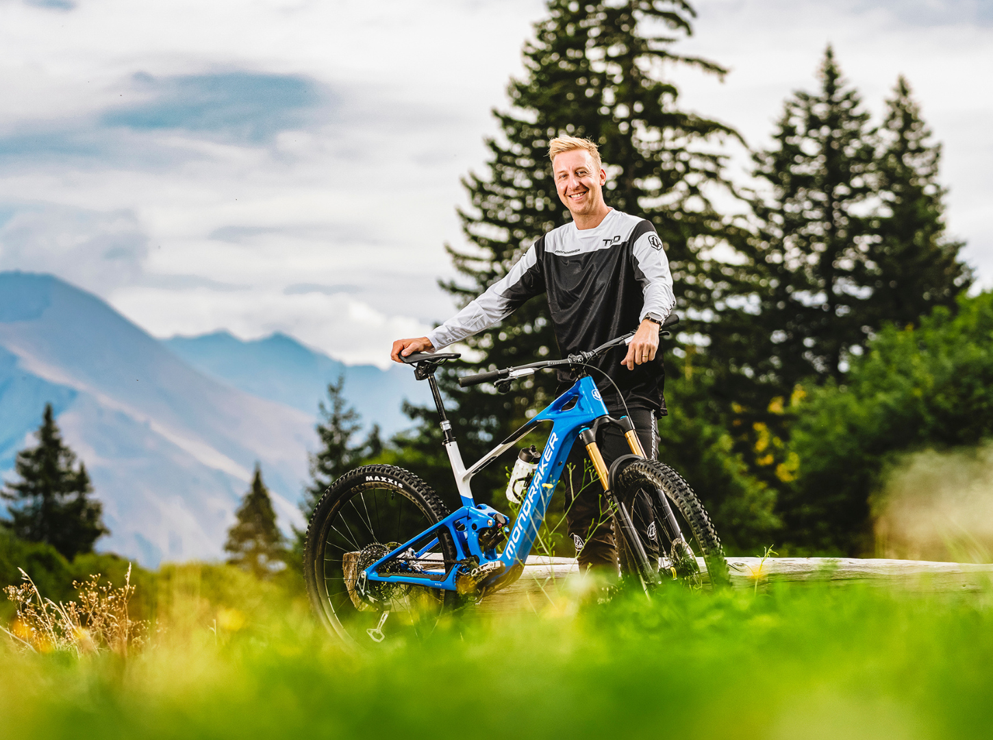 Andrew Dodd mit dem Mondraker NEAT RR SL draußen in den Bergen